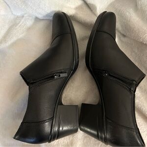 Clarks Womens Size 11  Emslie Warren Slip-On Loafer Bootie Shoes w/ side zippers